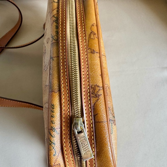 Vintage Alviero Maritini 1’ Classe Geo Classic Camera Crossbody Bag - Picture 10 of 13